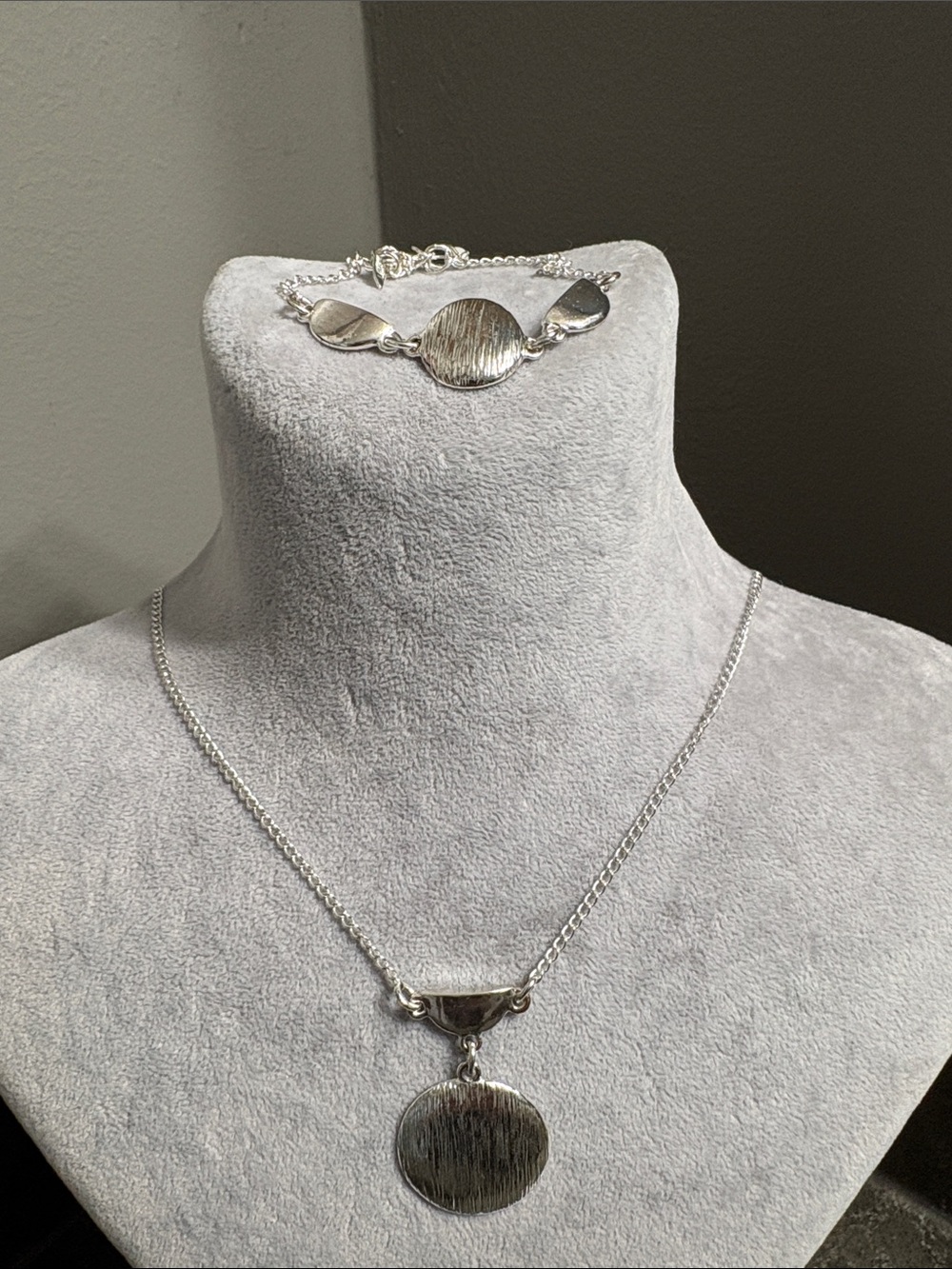 NWR Silver Textured Disk Necklace and Bracelet Set